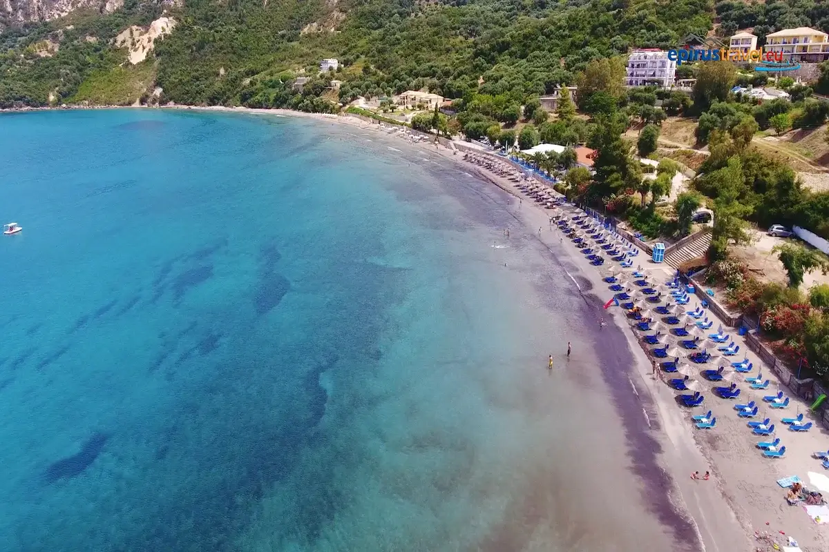 &Eta; &pi;&alpha;&rho;&alpha;&lambda;ί&alpha; &Alpha;&rho;ί&lambda;&lambda;&alpha; &sigma;&tau;&eta;&nu; &Pi;έ&rho;&delta;&iota;&kappa;&alpha; &Theta;&epsilon;&sigma;&pi;&rho;&omega;&tau;ί&alpha;&sigmaf; &mu;&epsilon; &gamma;&alpha;&lambda;&alpha;&zeta;&omicron;&pi;&rho;ά&sigma;&iota;&nu;&alpha; &nu;&epsilon;&rho;ά, &omicron;&rho;&gamma;&alpha;&nu;&omega;&mu;έ&nu;&epsilon;&sigmaf; &xi;&alpha;&pi;&lambda;ώ&sigma;&tau;&rho;&epsilon;&sigmaf; &kappa;&alpha;&iota; &phi;ό&nu;&tau;&omicron; &kappa;&alpha;&tau;&alpha;&pi;&rho;ά&sigma;&iota;&nu;&omicron; &lambda;ό&phi;&omicron;.