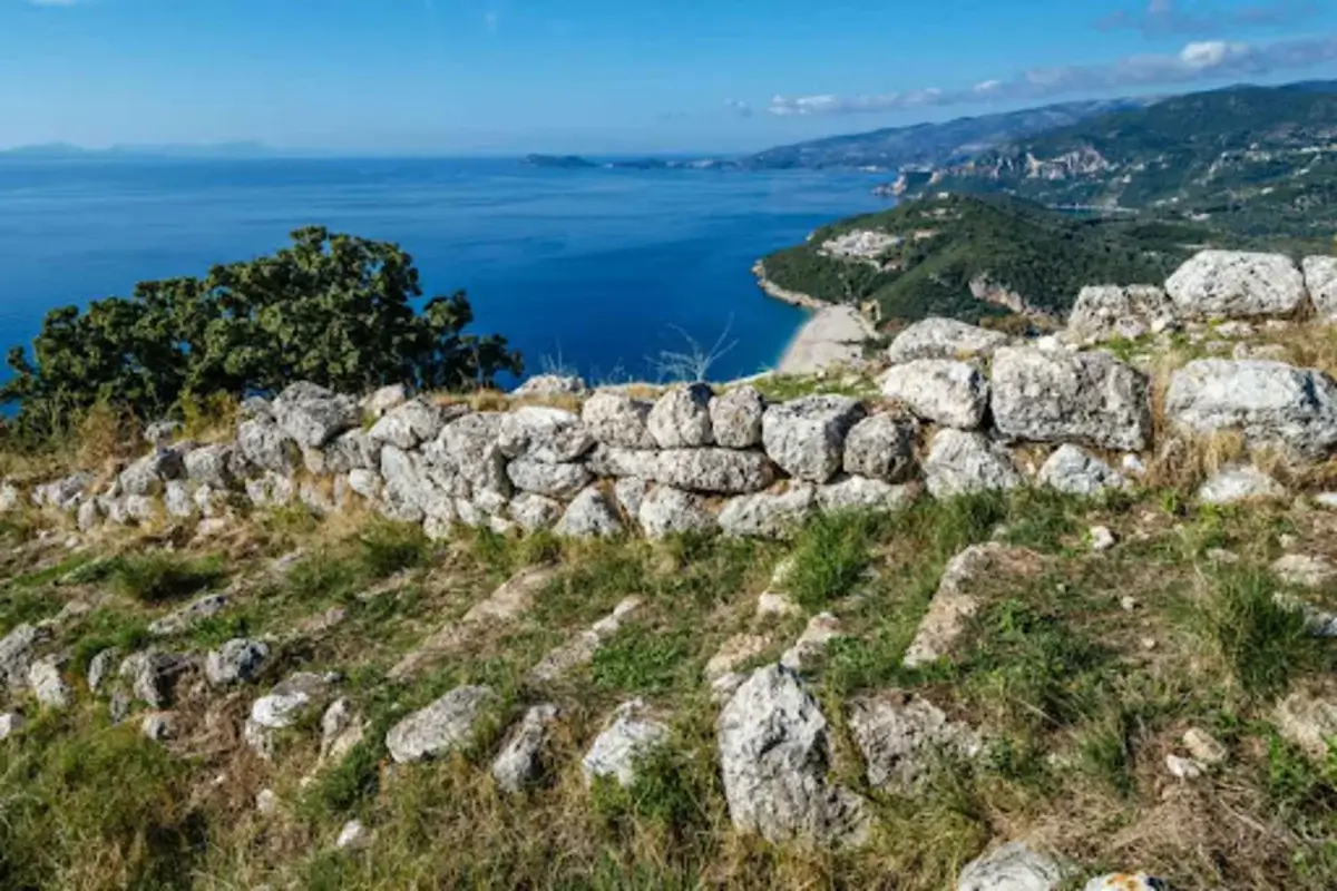 &Alpha;&rho;&chi;&alpha;ί&alpha; &pi;έ&tau;&rho;&iota;&nu;&alpha; &epsilon;&rho;&epsilon;ί&pi;&iota;&alpha; &tau;&omicron;&upsilon; &Delta;&upsilon;&mu;&omicron;&kappa;ά&sigma;&tau;&rho;&omicron;&upsilon; &mu;&epsilon; &theta;έ&alpha; &sigma;&tau;&omicron; &Iota;ό&nu;&iota;&omicron; &Pi;έ&lambda;&alpha;&gamma;&omicron;&sigmaf;, &kappa;&omicron;&nu;&tau;ά &sigma;&tau;&eta;&nu; &Pi;έ&rho;&delta;&iota;&kappa;&alpha; &Theta;&epsilon;&sigma;&pi;&rho;&omega;&tau;ί&alpha;&sigmaf;.