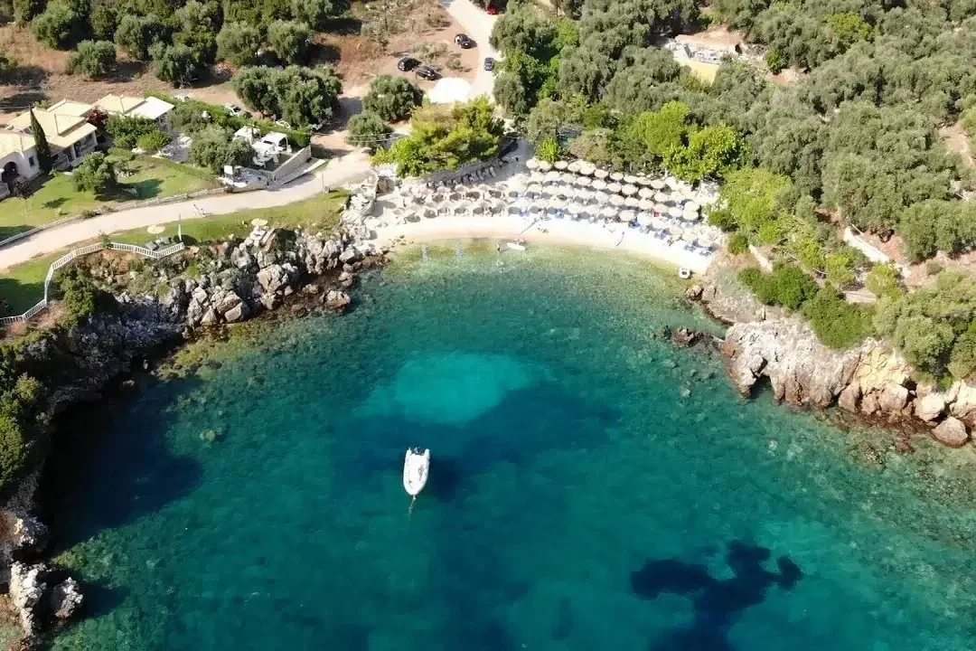 &Eta; &pi;&alpha;&rho;&alpha;&lambda;ί&alpha; &Kappa;&alpha;&mu;ί&nu;&iota; &sigma;&tau;&eta;&nu; &Pi;έ&rho;&delta;&iota;&kappa;&alpha; &Theta;&epsilon;&sigma;&pi;&rho;&omega;&tau;ί&alpha;&sigmaf;, &mu;&epsilon; &kappa;&alpha;&tau;&alpha;&gamma;ά&lambda;&alpha;&nu;&alpha; &nu;&epsilon;&rho;ά, &beta;&rho;ά&chi;&iota;&alpha;, &omicron;&rho;&gamma;&alpha;&nu;&omega;&mu;έ&nu;&epsilon;&sigmaf; &xi;&alpha;&pi;&lambda;ώ&sigma;&tau;&rho;&epsilon;&sigmaf; &kappa;&alpha;&iota; &beta;ά&rho;&kappa;&alpha; &alpha;&gamma;&kappa;&upsilon;&rho;&omicron;&beta;&omicron;&lambda;&eta;&mu;έ&nu;&eta; &sigma;&tau;&omicron;&nu; &kappa;ό&lambda;&pi;&omicron;.