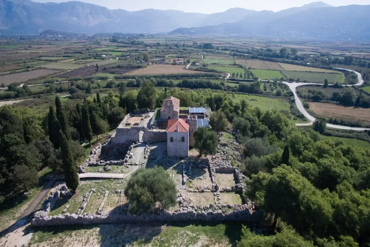 &Alpha;&epsilon;&rho;&omicron;&phi;&omega;&tau;&omicron;&gamma;&rho;&alpha;&phi;ί&alpha; &tau;&omicron;&upsilon; &Nu;&epsilon;&kappa;&rho;&omicron;&mu;&alpha;&nu;&tau;&epsilon;ί&omicron;&upsilon; &tau;&omicron;&upsilon; &Alpha;&chi;έ&rho;&omicron;&nu;&tau;&alpha;, &pi;&epsilon;&rho;&iota;&tau;&rho;&iota;&gamma;&upsilon;&rho;&iota;&sigma;&mu;έ&nu;&omicron; &alpha;&pi;ό &kappa;&alpha;&tau;&alpha;&pi;&rho;ά&sigma;&iota;&nu;&eta; &kappa;&omicron;&iota;&lambda;ά&delta;&alpha; &kappa;&alpha;&iota; &beta;&omicron;&upsilon;&nu;ά.